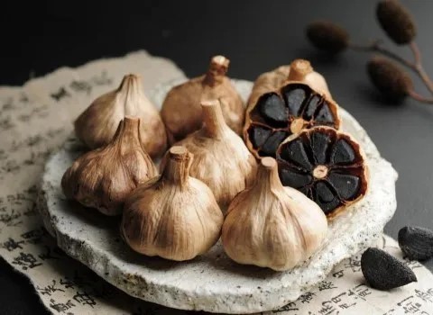 سیر سیاه کاویانی دارای بافت نرم و رایحه طبیعی ملایم